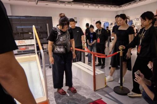 舒适止滑鞋为人们的出行安全保驾护航球盟会最新关注出行安全防护！百宝