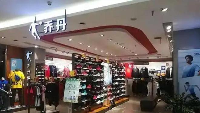 笑柄的4个国产运动鞋看谁还在乱跟风？球盟会网页登录曾红极一时如今却沦为(图4)