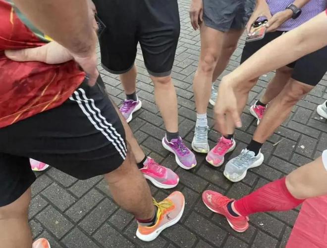 笑柄的4个国产运动鞋看谁还在乱跟风？球盟会网页登录曾红极一时如今却沦为(图3)