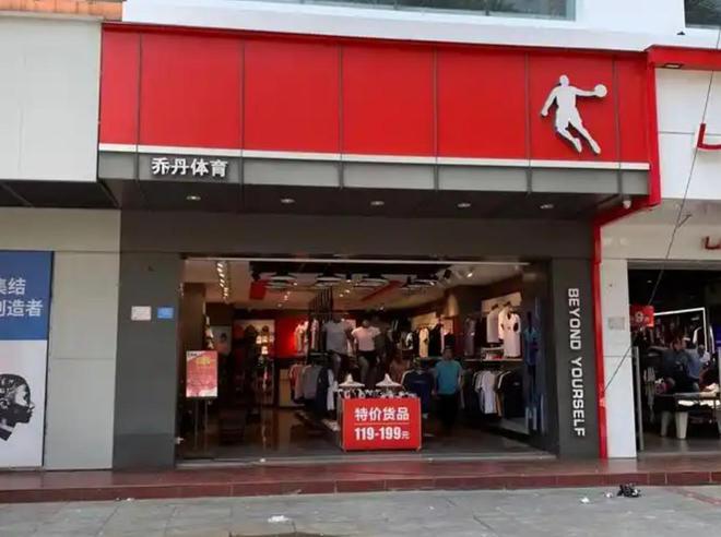 笑柄的4个国产运动鞋看谁还在乱跟风？球盟会网页登录曾红极一时如今却沦为(图12)