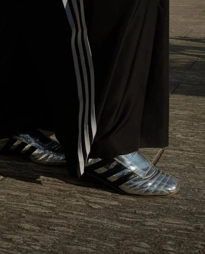 4双sneakers值得一冲！当「液态银」成春夏潮人招牌色这(图4)