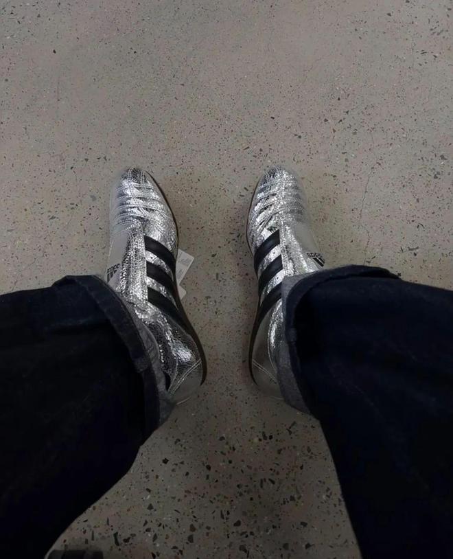 4双sneakers值得一冲！当「液态银」成春夏潮人招牌色这(图2)