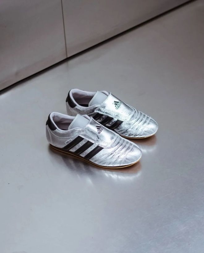 4双sneakers值得一冲！当「液态银」成春夏潮人招牌色这(图12)