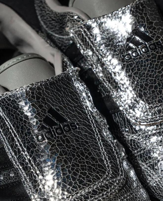 4双sneakers值得一冲！当「液态银」成春夏潮人招牌色这(图25)