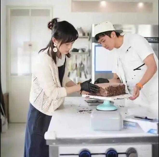 男老师亲吻脸部表情勉强引发热议孙俪女儿舞