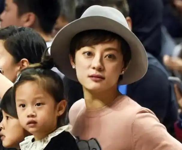 男老师亲吻脸部表情勉强引发热议孙俪女儿舞蹈比赛夺冠！合影时(图3)