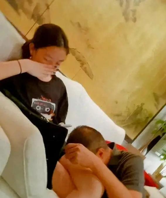 男老师亲吻脸部表情勉强引发热议孙俪女儿舞蹈比赛夺冠！合影时(图4)