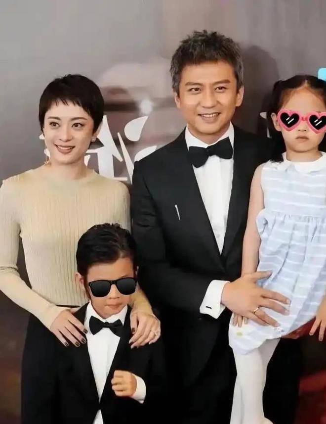 男老师亲吻脸部表情勉强引发热议孙俪女儿舞蹈比赛夺冠！合影时(图6)