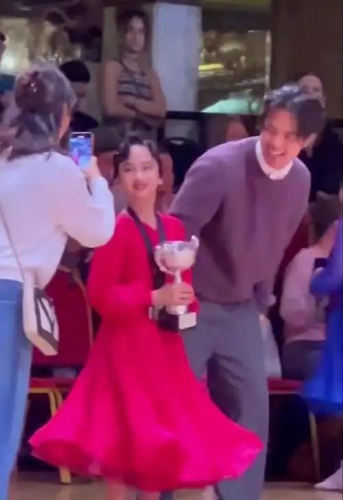 男老师亲吻脸部表情勉强引发热议孙俪女儿舞蹈比赛夺冠！合影时(图9)