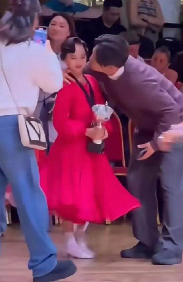 男老师亲吻脸部表情勉强引发热议孙俪女儿舞蹈比赛夺冠！合影时(图14)