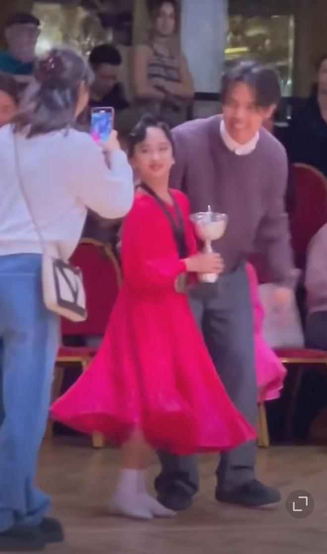 男老师亲吻脸部表情勉强引发热议孙俪女儿舞蹈比赛夺冠！合影时(图13)