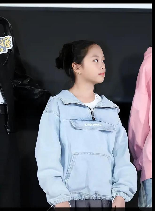 男老师亲吻脸部表情勉强引发热议孙俪女儿舞蹈比赛夺冠！合影时(图15)