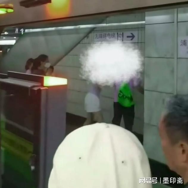 子裆部男的始终全程不敢还手地铁争吵后续：女子猛踹男(图3)