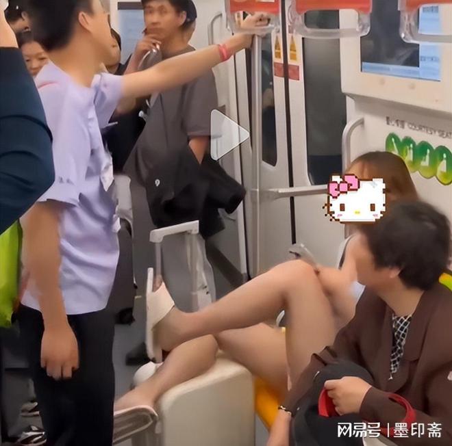 子裆部男的始终全程不敢还手地铁争吵后续：女子猛踹男(图8)