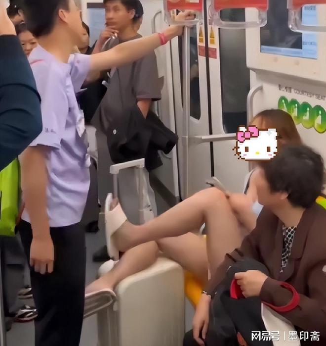 子裆部男的始终全程不敢还手地铁争吵后续：女子猛踹男(图12)